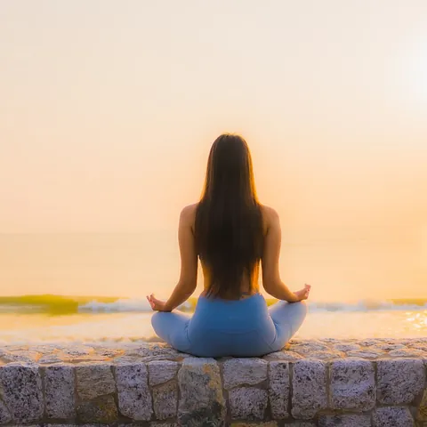 Chica meditando